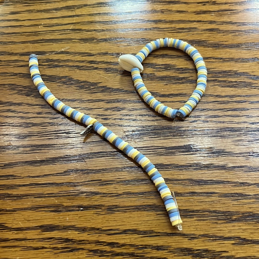 I am selling a bracelet and this thing that goes on a keychain or purse